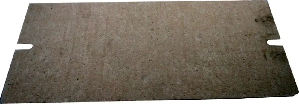Wärmedämmung für Heiztechnik, geeignet für Wolf Produkte. Flacher, rechteckiger Panel mit Ausschnitten an den Seiten, aus einem robusten Material gefertigt.